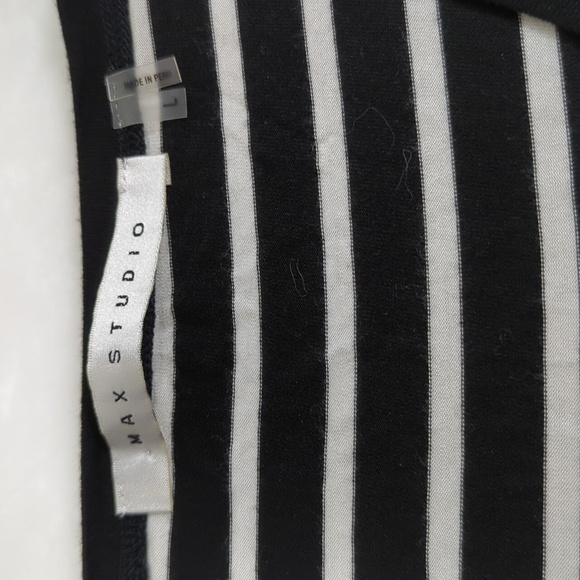 Max Studio  M/L Vneck tee EUC - Picture 2 of 2